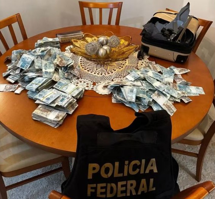 Polícia Federal apreende dinheiro na Operação Barco de Papel, em Balneário Camboriú. Foto: Polícia Federal/ Divulgação