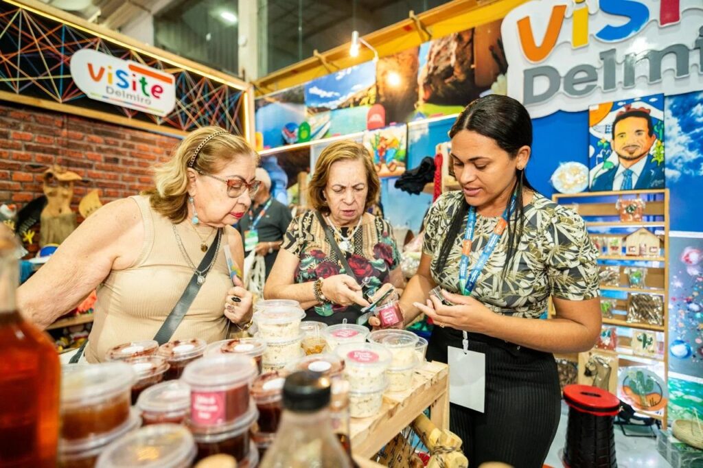 Feira dos municípios divulgando turismo
