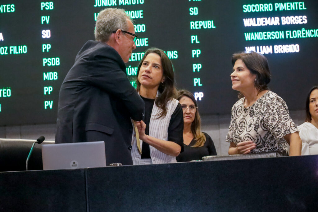 O encontro entre o presidente Álvaro Porto e a governadora Raquel Lyra respeitou o limite do protocolo Fotos: Roberto Soares/Alepe
