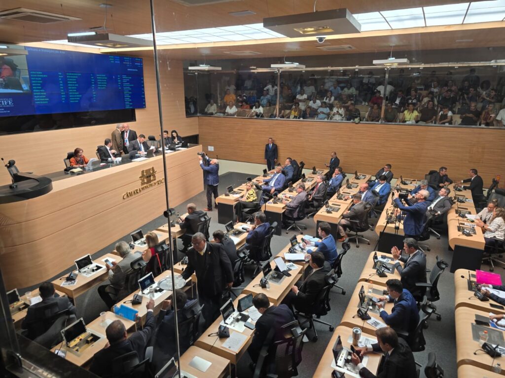 O pedido de impeachment do prefeito João Campos foi derrubado por 25 votos contra noe, em uma sessão marcada por claque, xingamento e vereador chamando o povo de 'mundiça" Foto: Márcio Didier