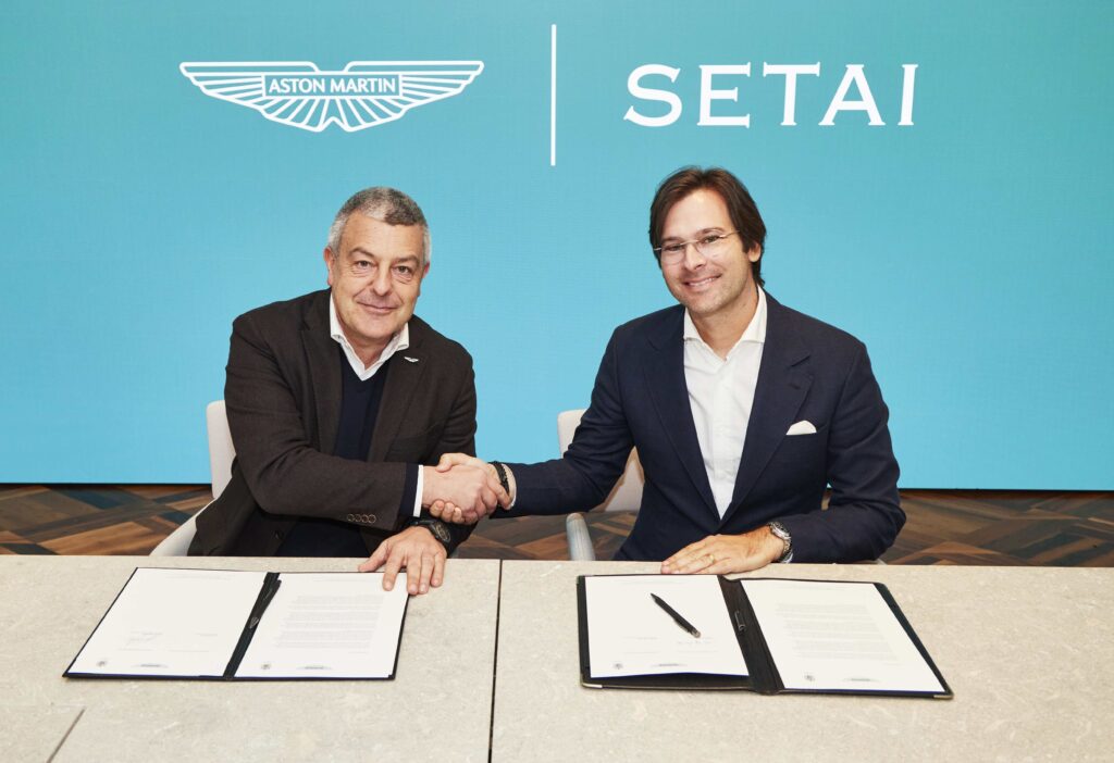 Diretor de Brand Diversification da Aston Martin, Stefano Saporetti, e o CEO do Setai Grupo GP, André Penazzi, assinaram contrato para a construção do Setai Residences Interiors by Aston Martin em João Pessoa. Foto: Divulgação