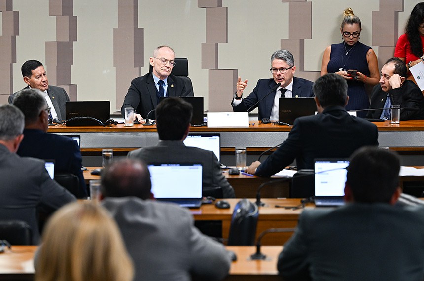 O presidente da CPI do Crime Organizado, senador Fabiano Contarato (2º à esq.) e o relator, senador Alessandro Vieira (2º à dir.)