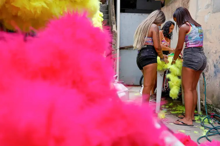Turma de bate-bola feminino, Brilhetes de Anchieta, se prepara para o carnaval 2026, em Anchieta, zona norte da cidade. Foto: Tânia Rêgo/Agência Brasil