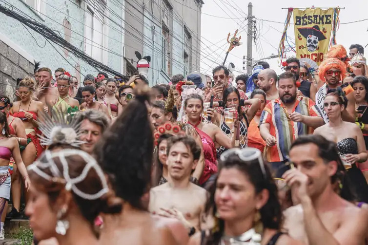 Bloco latino tradicional do Rio, Bésame Mucho desce ladeira do morro da Providência, no centro da cidade, com o tema da imigração e a revolta contra as sanções e perseguições impostas pelos Estados Unidos. Foto: Tânia Rêgo/Agência Brasil