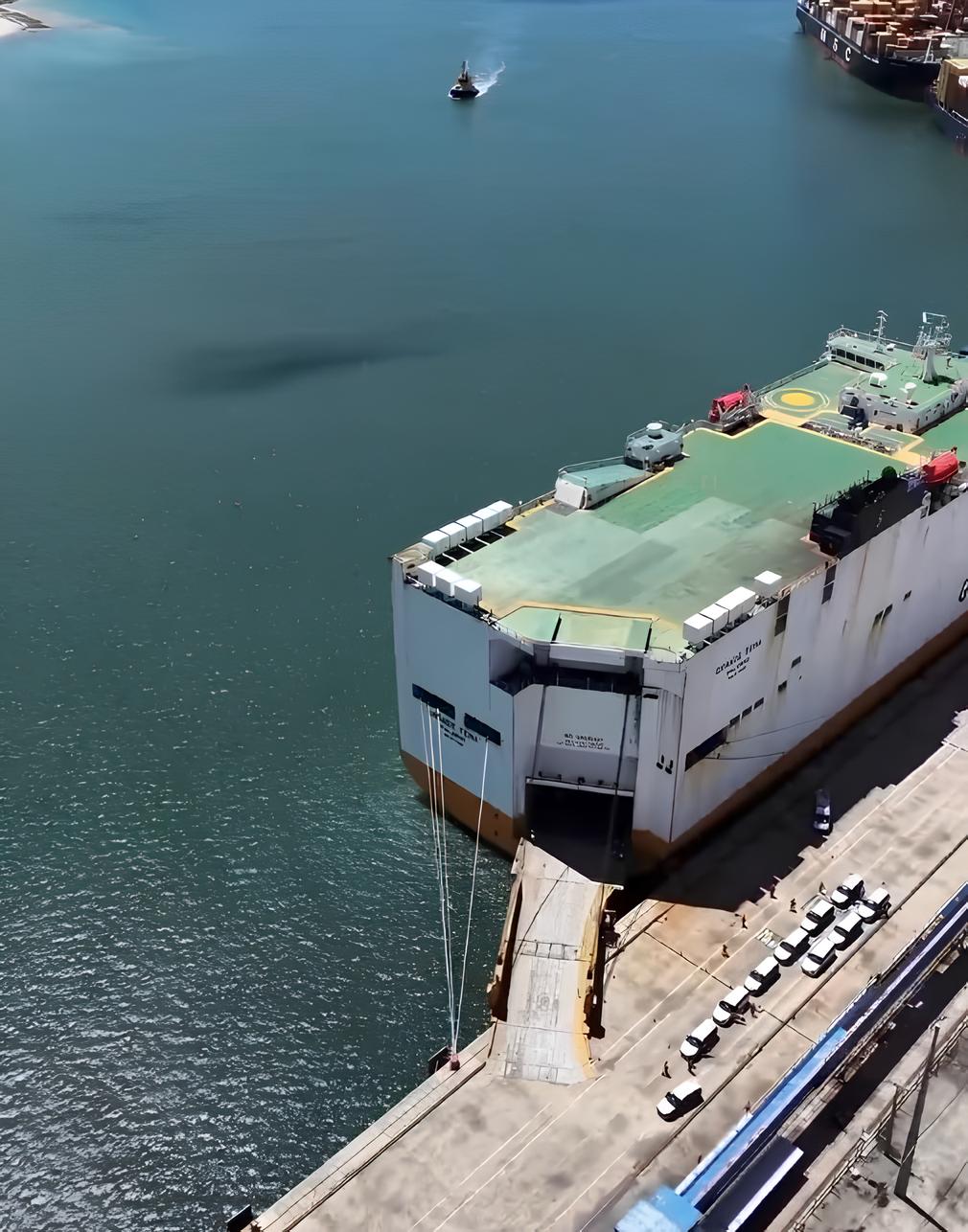 Embarque, no Porto de Suape, de Jeeps Commander fabricados em Goiana (PE) para o México