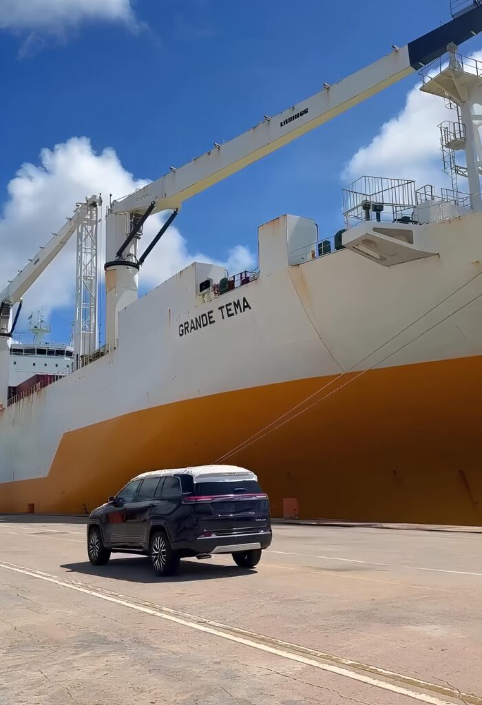 Embarque, no Porto de Suape, de Jeeps Commander fabricados em Goiana (PE) para o México