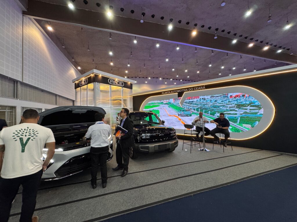 O SUV elétrico Chevrolet Spark EUV, fabricado na Planta Automotiva do Ceará (PACE), em destaque no estande - Foto: Divulgação