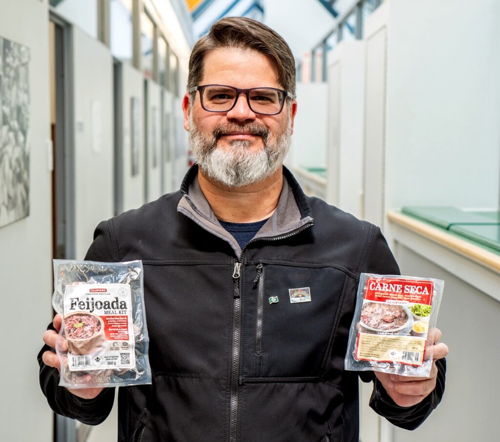 Empresário Leonardo Barbosa produz carne seca e itens para feijoada no Canadá
