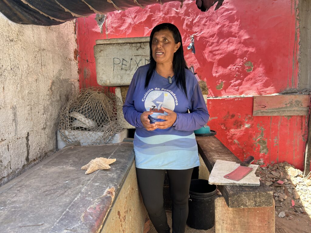 A pescadora Márcia Ribeiro, 50 anos, parte para o alto-mar antes do amanhecer em Canoa Quebrada - Foto: Divulgação