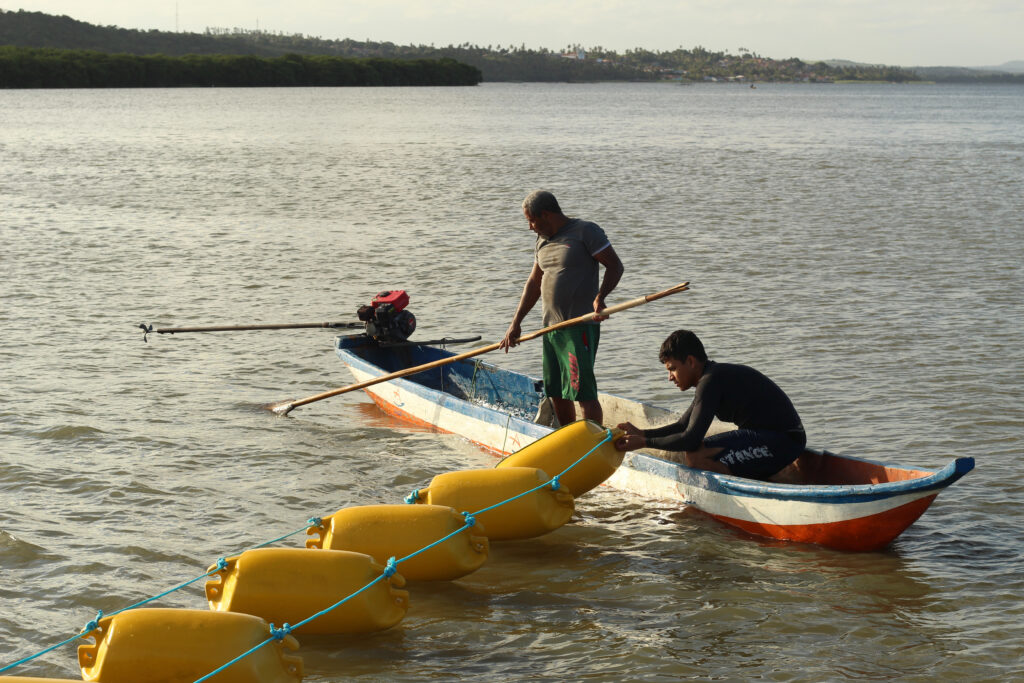 Instituto IABS desenvolve projeto de cultivo de sururu na superfície das lagoas