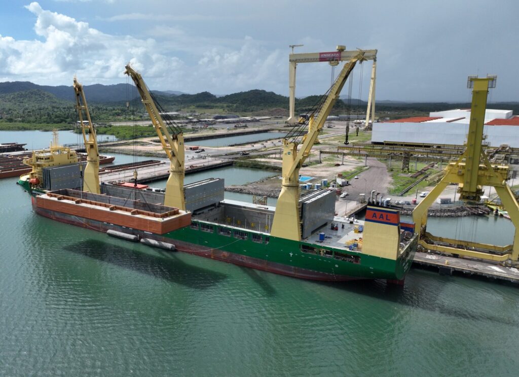 Em janeiro, o Estaleiro Enseada fez a entrega do primeiro lote de 13 barcaças mineraleiras construídas ao cliente Lhg Mining, com capacidade de transportar 2.900 toneladas cada