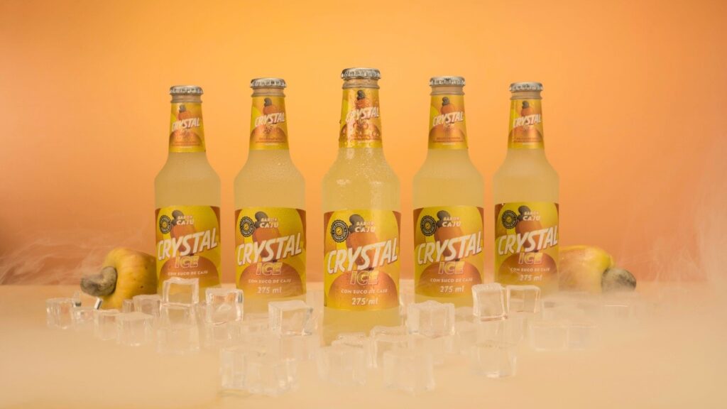 Crystal, marca do Grupo Petrópolis, lança uma novidade no mercado de bebidas prontas para o consumo: a Crystal Ice Caju