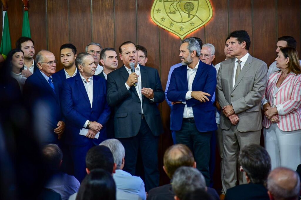Governador Elmano de Freitas e o presidente da Masterboi, Nelson Bezerra, durante a assinatura no Palácio da Abolição - Foto: Divulgação