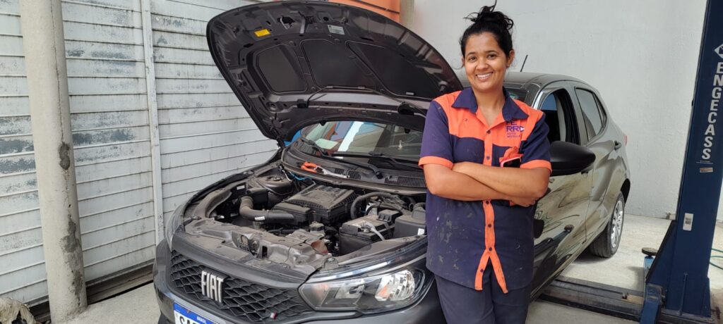 Aline Ferro em sua oficina em Arapiraca