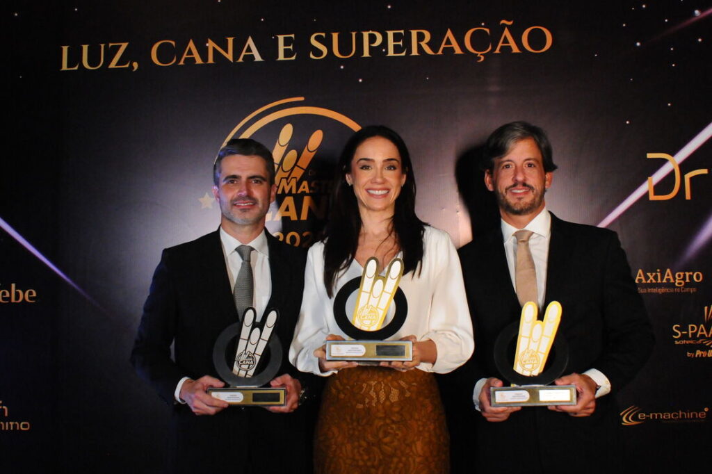 Prêmio MasterCana Norte-Nordeste 2026: os gestores do Grupo EQM Leonardo Monteiro (diretor-executivo), Joanna Costa (diretora de Marketing, Eventos e Infraestrutura) e Eduardo Cunha (diretor-operacional corporativo) foram agraciados na categoria Mais Influentes do Setor, na área Next, que representa a nova geração de sucessores e executivos das usinas. Foto Ricardo Fernandes/Folha de Pernambuco