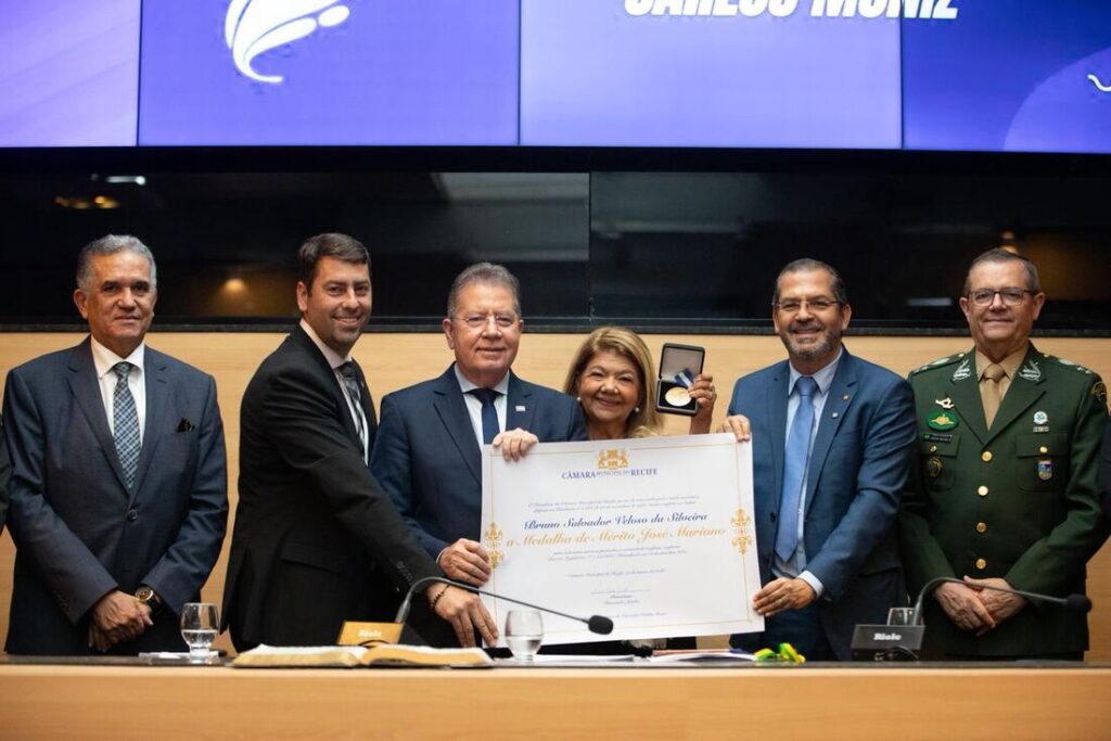 Bruno Veloso recebe medalha na Câmara do Recife