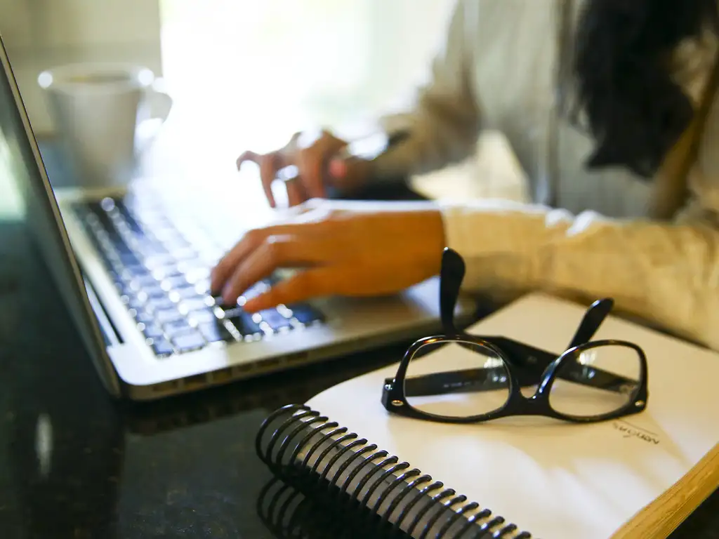 Teletrabalho, home office ou trabalho remoto inserção digital IA inteligência artificial computadores