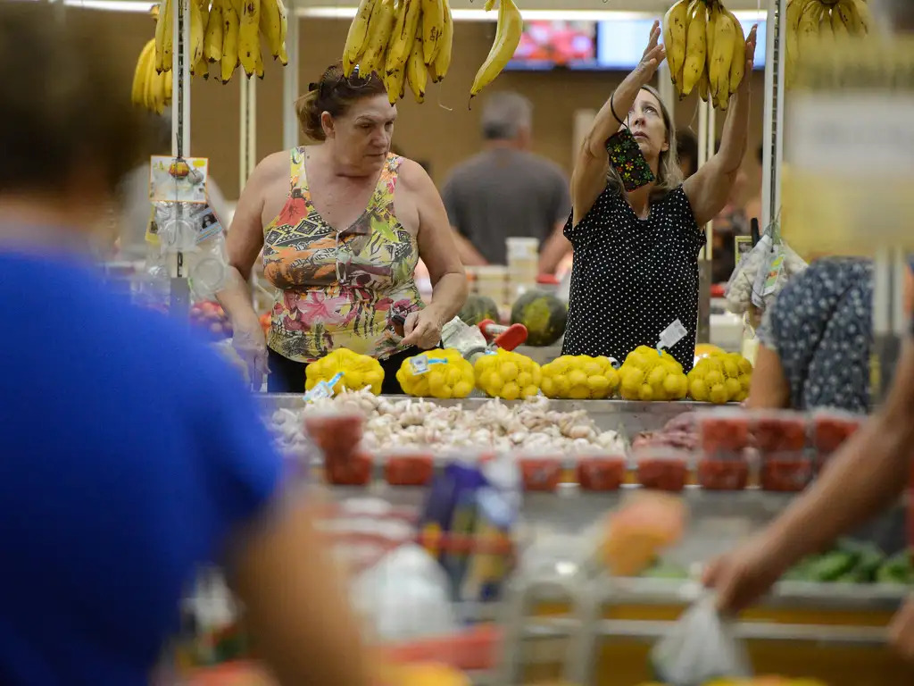 Vitória (ES) - Supermercados lotados com filas nos caixas e na entrada funcionam com horário reduzido. Foto: Tânia Rêgo/Agência Brasil