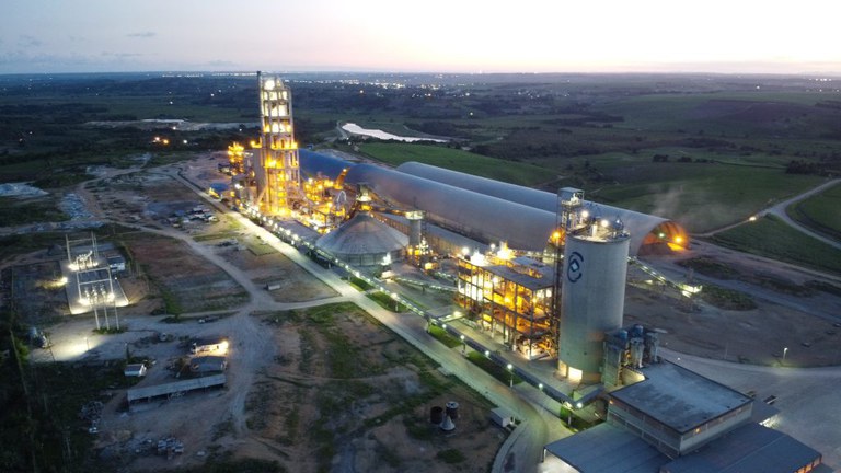 Contemplada com benefícios fiscais da Sudene, a Elizabeth Cimentos LTDA, em Alhandra (PB), tem capacidade de produção de 1,3 milhão de toneladas de cimento por ano. Foto: Divulgação