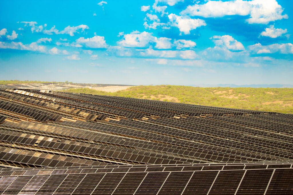 Vista aérea do Complexo Solar Fotovoltaico Bom Jardim, em Icó, no Ceará: 234 MWp de capacidade instalada na primeira fase, com potencial para abastecer 250 mil residências - Foto: Márcio Murinelly