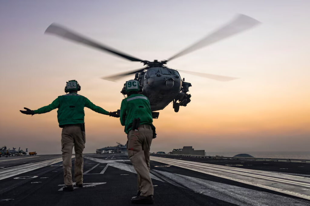Um helicóptero MH-60S Sea Hawk, pertencente ao Esquadrão de Combate Helitransportado (HSC) 14, pousa no convés de voo do porta-aviões de classe Nimitz USS Abraham Lincoln (CVN 72) em apoio à Operação Epic Fury no Estreito de Ormuz, em 4 de março de 2026. Foto: Marinha dos EUA
