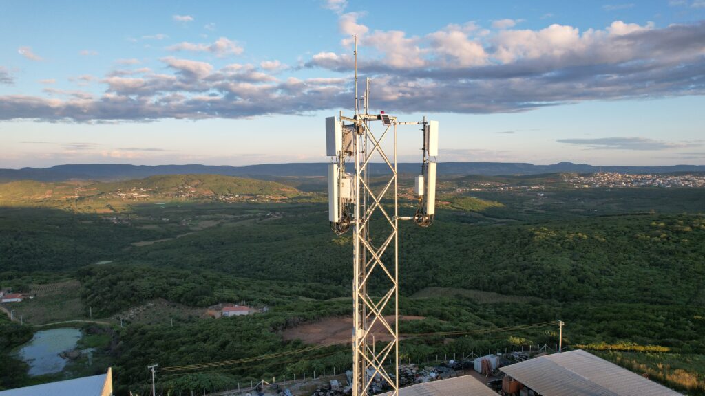Instalação de torre de telecomunicações: programa prevê 300 unidades ainda em 2026 - Foto: Divulgação