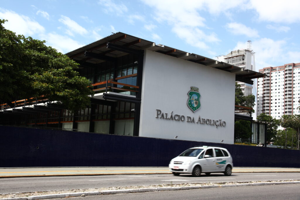 Diversos secretários do governo Elmano de Freitas tiveram suas saídas aceitas pelo chefe do Estado nos últimos dias - Foto: Divulgação