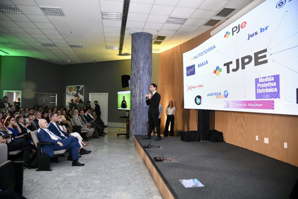 Faustino Macedo, assessor da presidência do TJPE para TI, destaca que protocolos que levavam 18 dias para serem introduzidos no sistema serão feitos em microssegundos. Foto: Leandro Lima/Ascom-TJPE