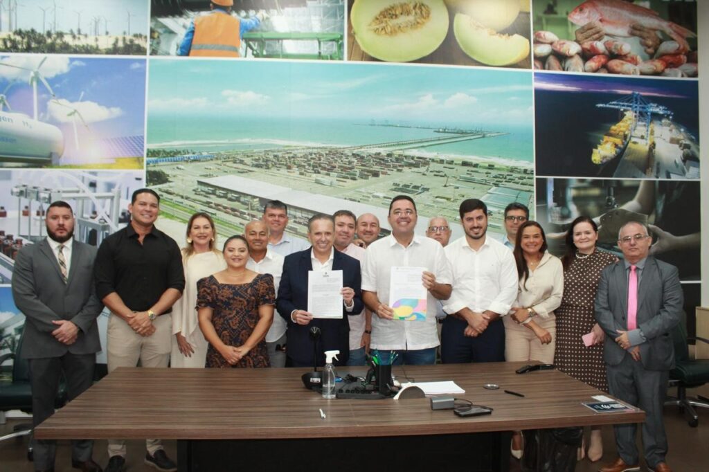 O secretário estadual Domingos Filho e o prefeito Marcelo Teles assinaram memorando de entendimentos para estruturar o Complexo Industrial Pesqueiro e Logístico de São Gonçalo do Amarante - Foto: Divulgação