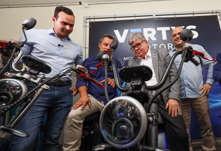 Diretores do grupo Vertys Motors apresentaram ao governador João Azevêdo, em março de 2024, modelos que seriam fabricados em Campina Grande. Foto: Governo PB/Divulgação