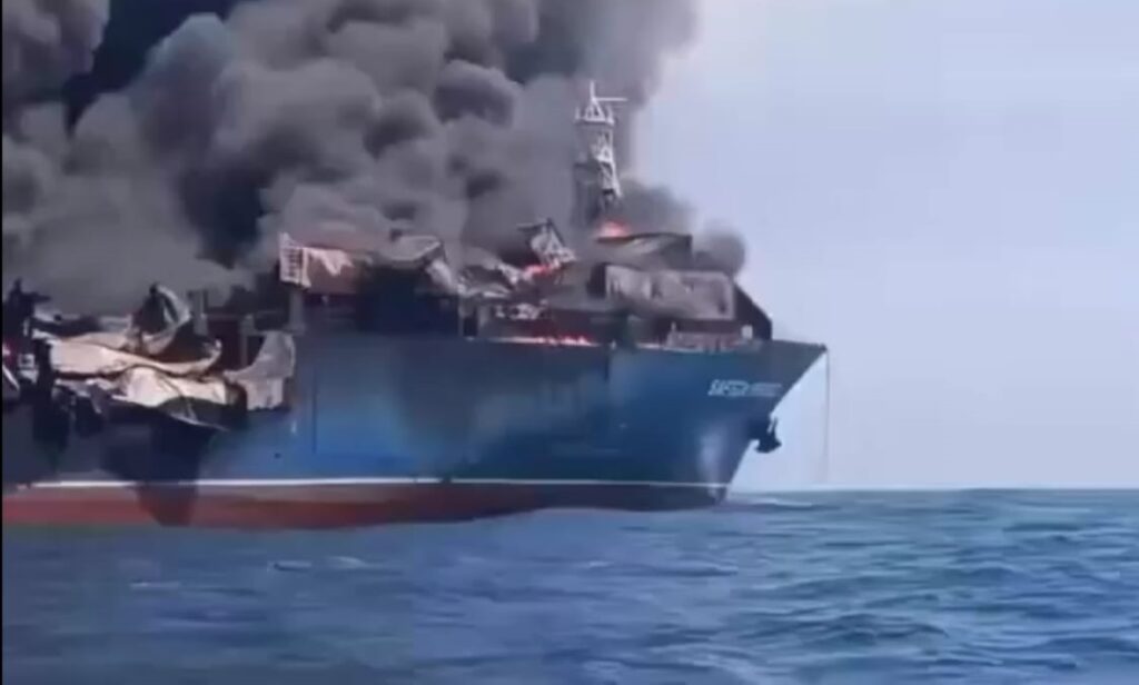 Petroleiro incendiado ao tentar atravessar Estreito de Ormuz sem pagar pedágio ao Irão. Foto: X/Iranian Force