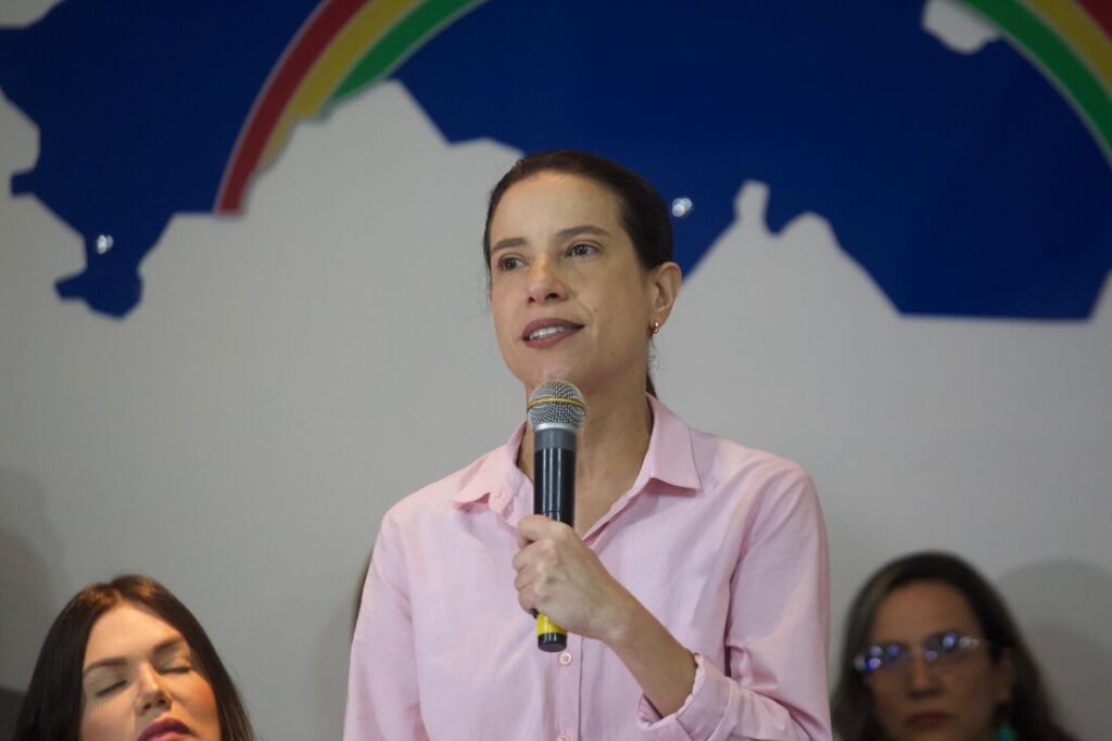 "Pernambuco comemora uma grande vitória que não tem bandeira, nem cor partidária", disse a governadora Raquel Lyra após a aprovação da LOA 2026 pela Alepe. Foto: Matheus Ribeiro/Folha de Pernambuco