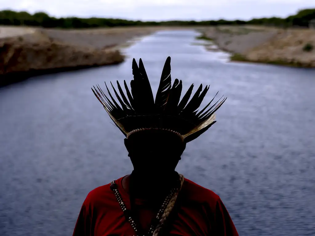 Cabrobó (PE), 26/05/2025 - O Pajé João Atikum e membros de comunidades indígenas e agricultures familiares fazem reivindicações de melhorias nos sistemas de irrigação ao ministro da Integração e Desenvolvimento Regional, Waldez Góes, durante visita a estação de bombeamento EBI-I, no município de Cabrobó, que marca o início da transposição do rio São Francisco no eixo norte. Foto: Marcelo Camargo/Agência Brasil