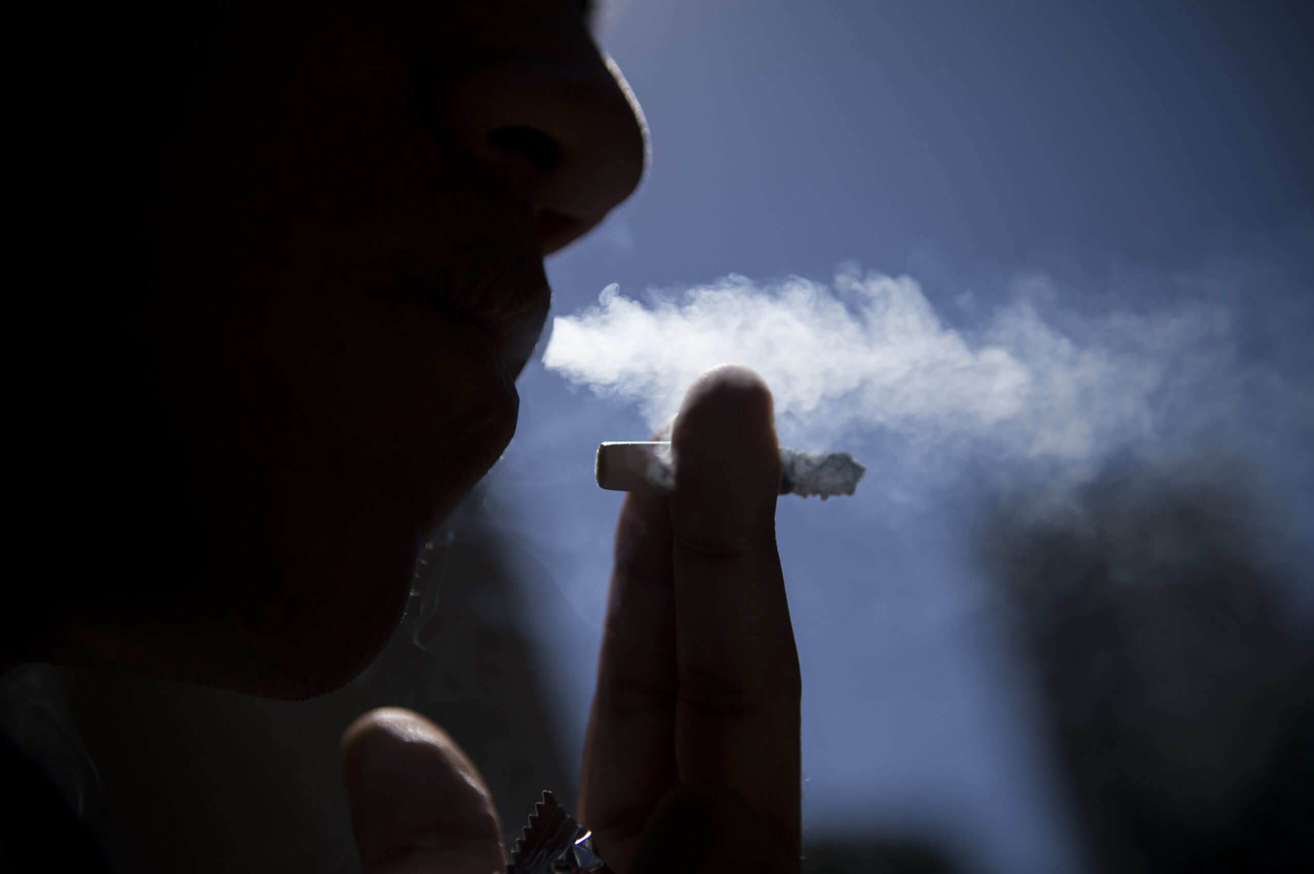 Governo eleva imposto do cigarro para bancar querosene e biodiesel
