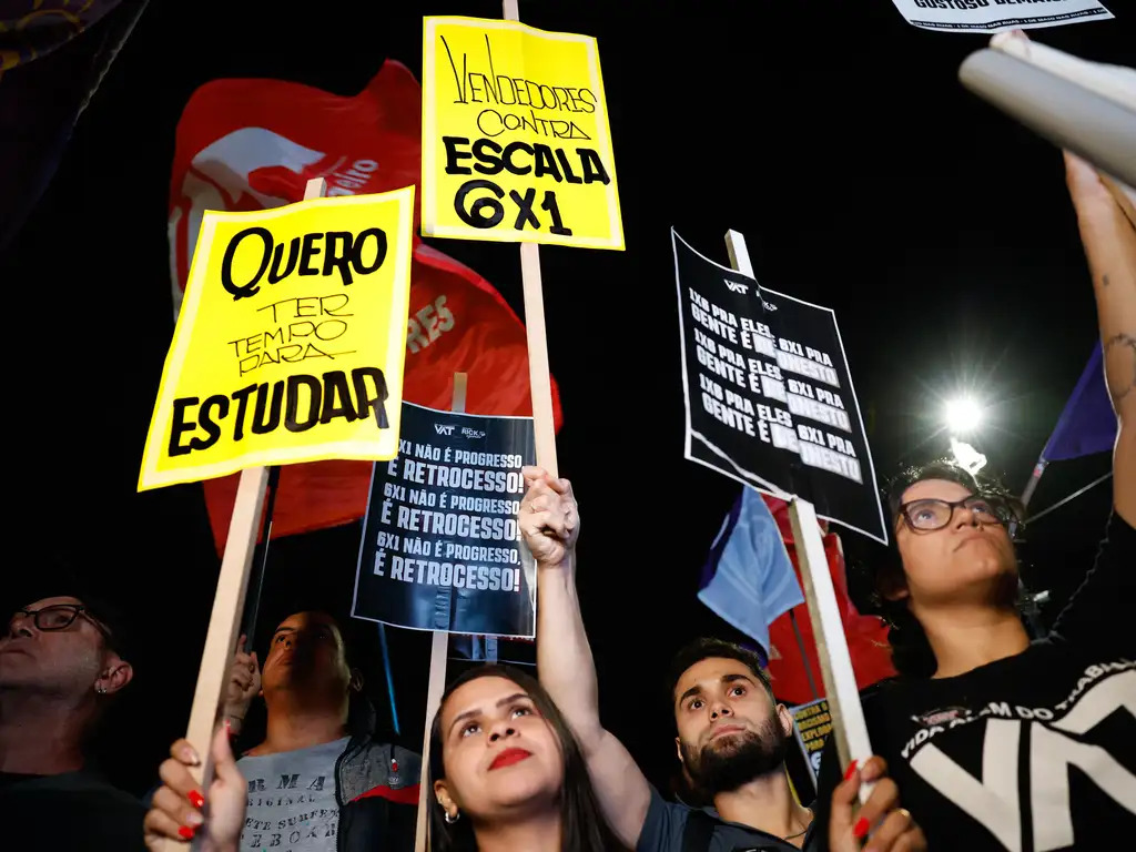 Trabalhadores e movimentos sociais fazem manifestação pelo fim da escala 6x1 e pela taxação dos super-ricos, na Praça XV, no Rio de Janeiro. Foto: Fernando Frazão/Agência Brasil