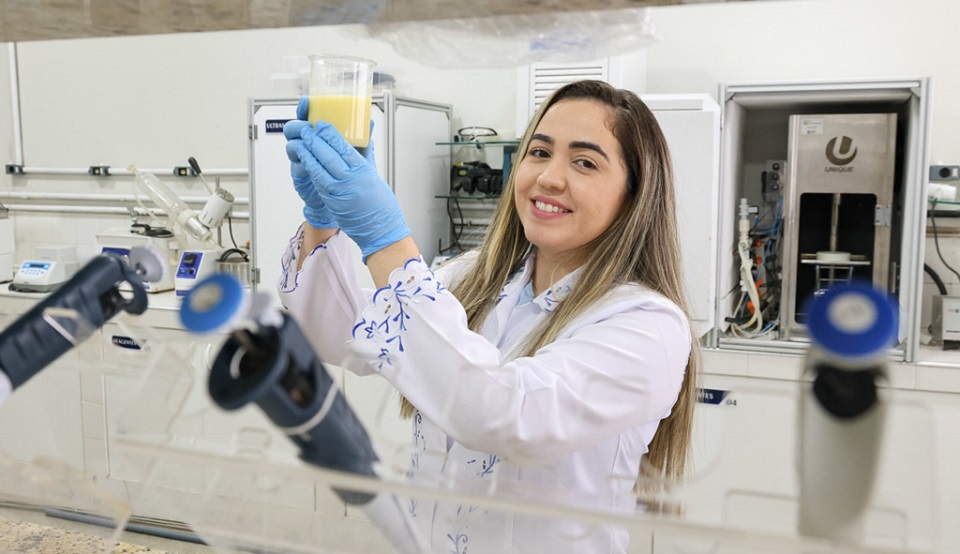 Além de reduzir quase 80% do teor de taninos, principais responsáveis pela adstringência do suco de caju, o processo aumentou em 67% os fenólicos totais, compostos oxidantes benéficos ao organismo. Foto: Viktor Braga/Secom UFC