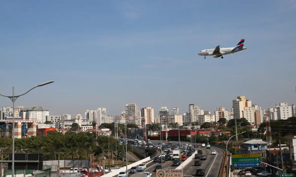 Linha de crédito para empresas aéreas tenta segurar preço de passagens no curto prazo avião aeronave aeroporto malha aérea