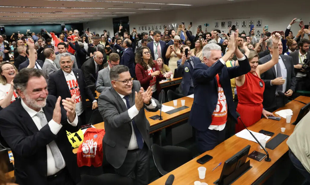Câmara dos Deputados Comissão aprova fim da escala 6x1 e a redução da jornada de 44 para 40 horas semanais
