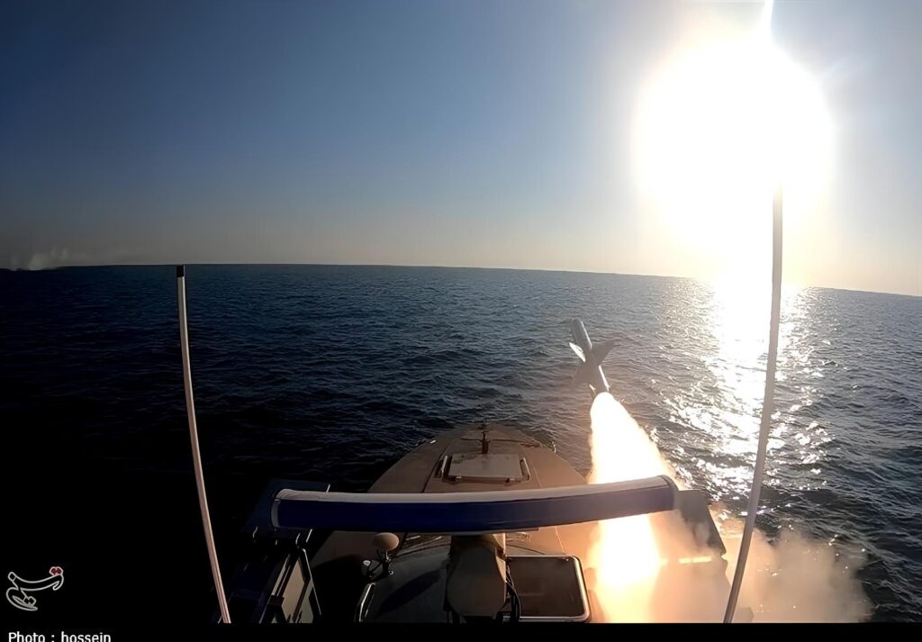 Embarcações iranianas que patrulham o Estreito de Ormuz estariam preparadas para lançar fogo contra navios norte-americanos no Estreito de Ormuz. Foto: Tasnim News Agency/Divulgação