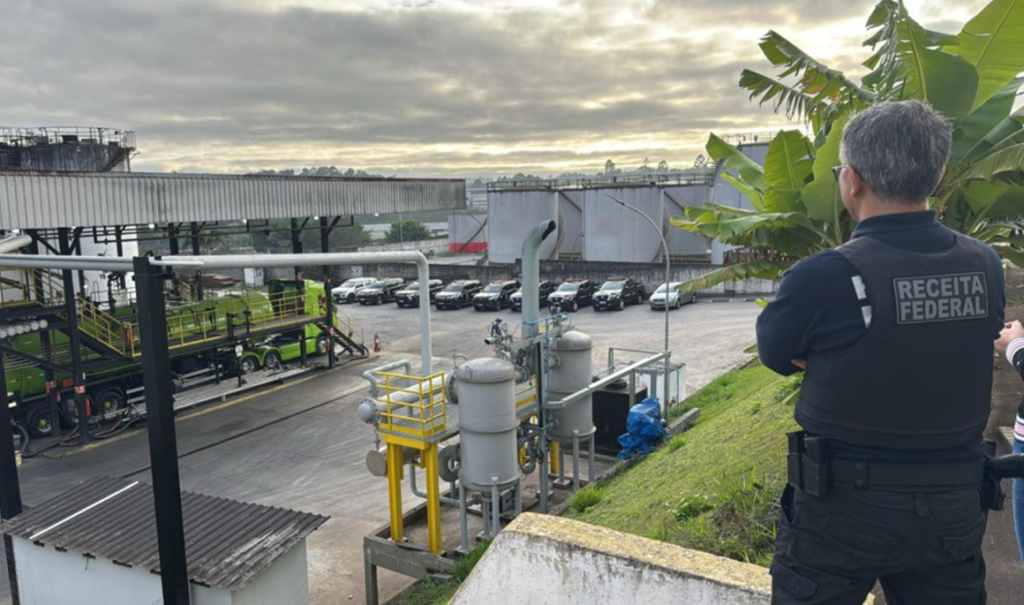 Segundo a Receita Federal, a  nafta era então desviada para terminais de armazenamento, onde era adicionada a tanques de combustíveis automotivos, promovendo a adulteração do produto. Foto: Receita Federal/Divulgação
