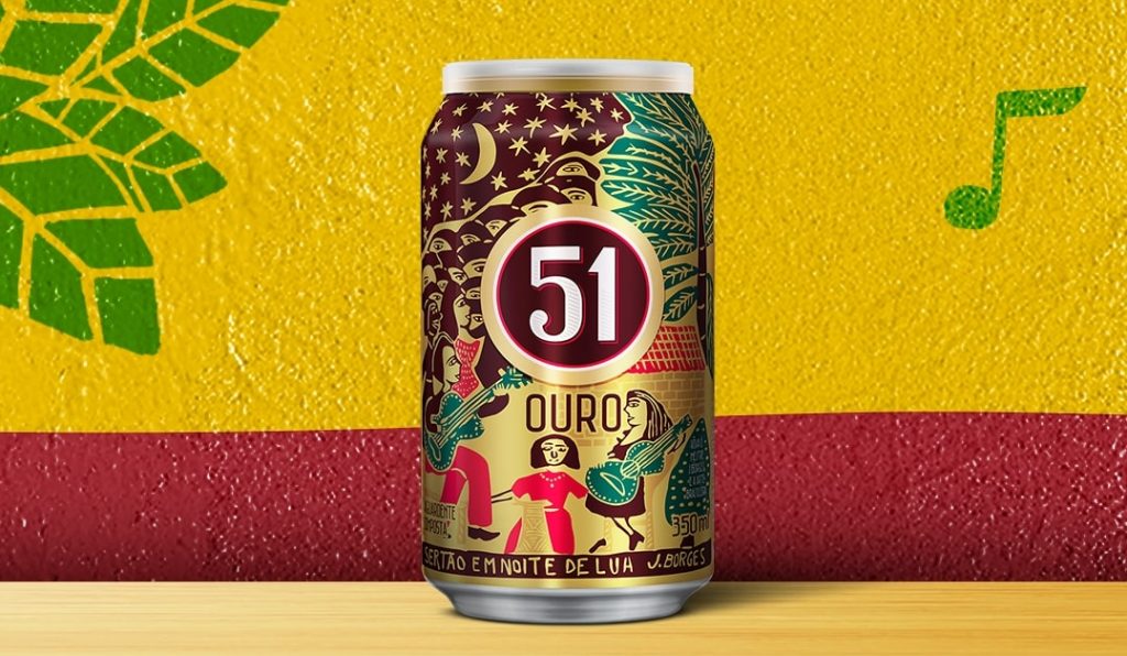 A edição especial da 51 Ouro, criada em parceria com o artista J. Borges, foi destaque na categoria Outros Produtos da Abralatas 2025
