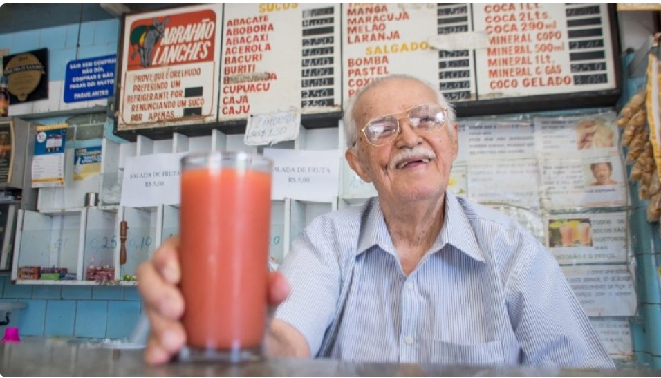 Abrahão Gama, fundador do Suco do Abrahão em 1957, ao balcão da lanchonete no Centro de Teresina. Ele faleceu em 2021; o estabelecimento é hoje conduzido pelo filho Carlean Alves. Foto: Ascom Secult/Divulgação