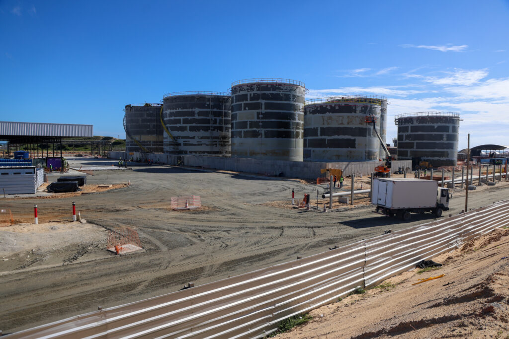 Localizado no Complexo Industrial e Portuário do Pecém, em São Gonçalo do Amarante, o terminal aproveitará as águas profundas do porto para receber navios de grande porte sem as limitações operacionais de outros terminais nordestinos - Foto: Divulgação