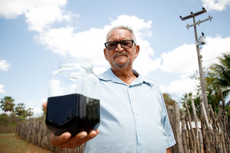 Agricultor Sidrônio Moreira descobriu poço de petróleo no quintal de casa, após busca por água. Foto: Marcelo Andrade/IFCE