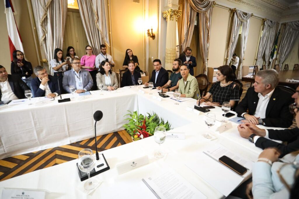 Encontro no Palácio do Campo das Princesas reuniu líderes do governo estadual e do polo de Confecções do Agreste para tratar do fim da "taxa da blusinha". Foto: Hesíodo Góes/Secom