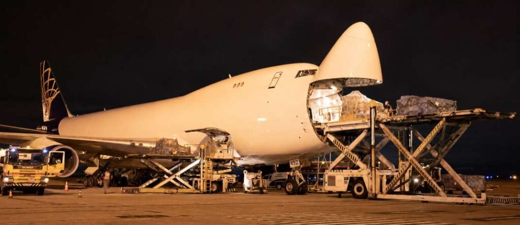 Logística aérea: Ceará projeta exportação de frutas e calçados em voos fretados por data centers