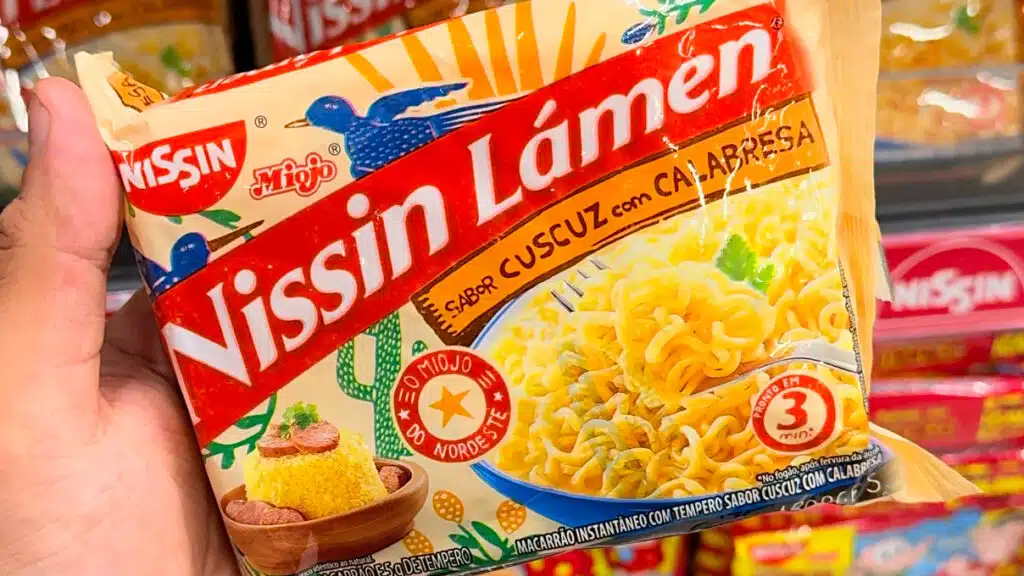 Nissin Miojo sabor cuscuz com calabresa e arte de J. Borges