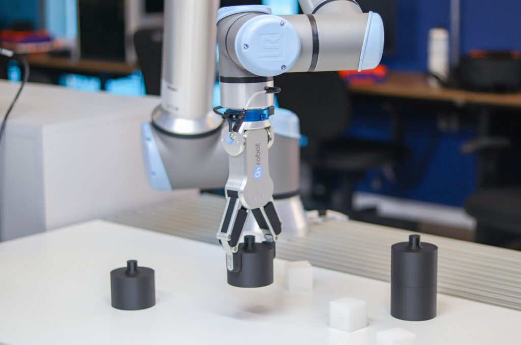 Laboratório simula ambiente industrial para testar tecnologias antes de aplicá-las no chão de fábrica - Foto: Divulgação