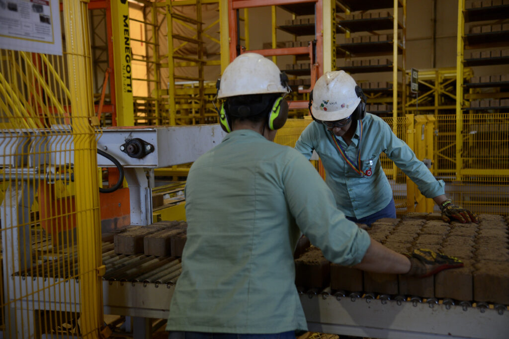 Operação da Fábrica de Blocos na Mina do Pico, produzidos a partir de rejeitos da mineração, no Complexo Vargem Grande da Vale, em Minas Gerais.