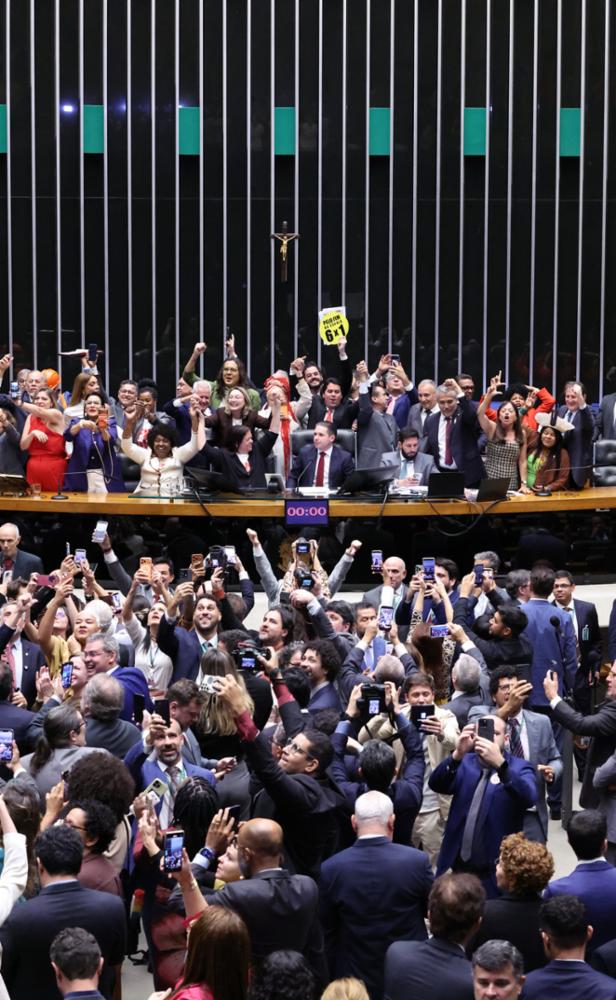 Texto aprovado sobre o fim da escala 6x1 pelos deputados federais prevê uma transição e leis específicas para tratar de algumas carreiras